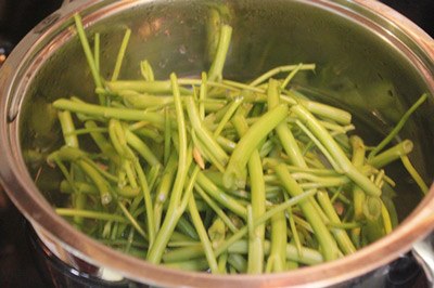 Đun s&ocirc;i nước với một ch&uacute;t muối. Khi nước thật s&ocirc;i th&igrave; thả rau muống v&agrave;o chần sơ khoảng từ 3-5 ph&uacute;t.