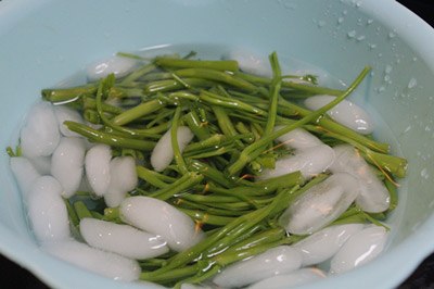 Chuẩn bị một thau nước đ&aacute;. Ngay sau khi vớt rau muống ra, ng&acirc;m rau muống v&agrave;o thau nước để rau gi&ograve;n, tiếp theo vớt rau muống ra rổ cho r&aacute;o nước.