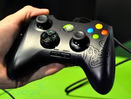 Tay cầm chơi game Razer Sabertooth: