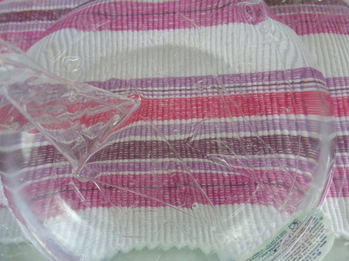 L&aacute; gelatin ng&acirc;m v&agrave;o nước lạnh.