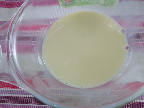 Sữa đặc cho ra t&ocirc;, sau đ&oacute; đổ nước s&ocirc;i v&agrave;o h&ograve;a tan hoặc cho v&agrave;o nồi đun n&oacute;ng khoảng 60 độ C, kh&ocirc;ng để hỗn hợp sữa s&ocirc;i.