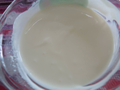 Vớt l&aacute; gelatin ra, cho v&agrave;o khuấy đều.