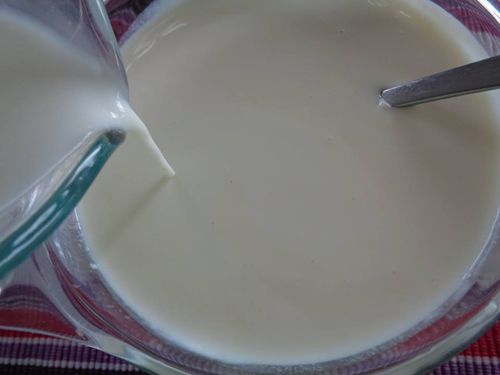 Cho sữa tươi v&agrave; whipping v&agrave;o h&ograve;a tan.