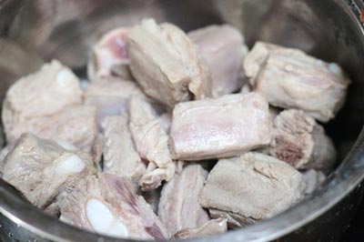 Sườn chặt kh&uacute;c nhỏ, rửa sạch, đun nước s&ocirc;i chần qua. Vớt sườn ra, rửa lại lần nữa.