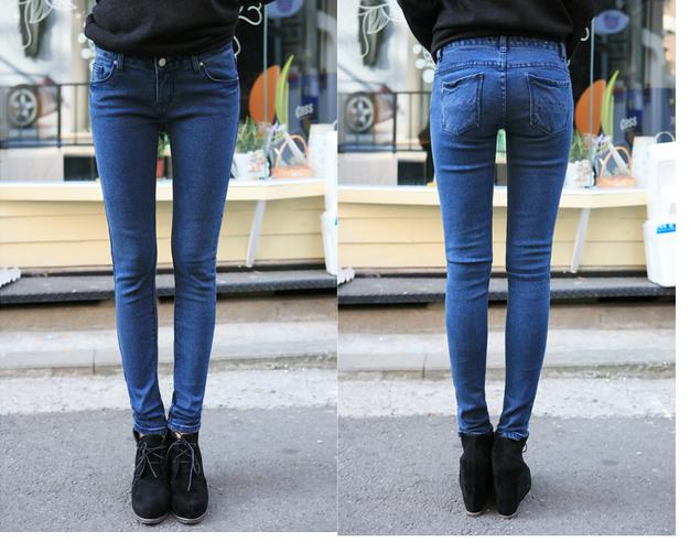 Mix quần jean skinny với thắt lưng ngang h&ocirc;ng v&agrave; bốt cao vừa đơn giản vừa đẹp 