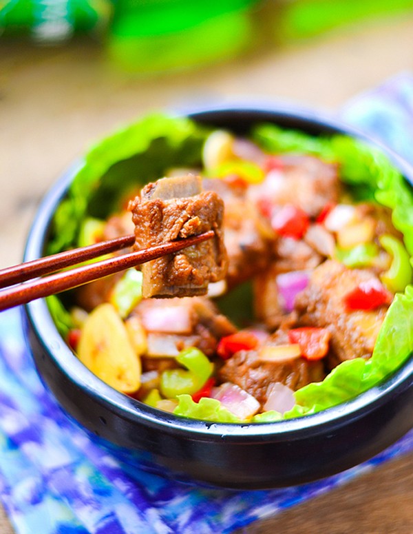 M&oacute;n sườn kho ngũ sắc kho đậm đ&agrave;, ăn k&egrave;m rau củ sần sật v&agrave; đẹp mắt nhất định sẽ khiến cả gia đ&igrave;nh th&iacute;ch m&ecirc;.