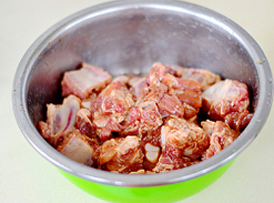 Rửa sạch sườn, chặt th&agrave;nh từng kh&uacute;c nhỏ vừa ăn rồi ướp với muối, ti&ecirc;u v&agrave; x&igrave; dầu trong khoảng 15 &ndash; 20 ph&uacute;t.
