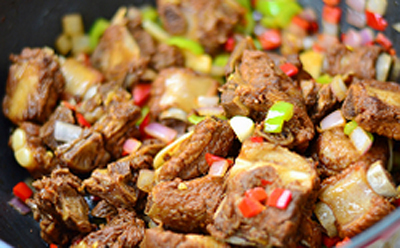 Chờ khoảng một l&uacute;c thấy thịt mềm th&igrave; tắt bếp, lấy ra thưởng thức với rau x&agrave; l&aacute;ch nh&eacute;.