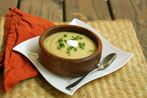 Cho kem heavy cream v&agrave;o khuấy đều, th&ecirc;m &iacute;t muối nếu th&iacute;ch, rồi cho ra b&aacute;t. Trang tr&iacute; một ch&uacute;t kem tươi l&ecirc;n tr&ecirc;n v&agrave; rắc ch&uacute;t h&agrave;nh l&aacute; xắt nhỏ.