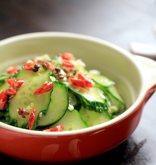 Salad dưa chuột theo ẩm thực Trung Quốc gi&ograve;n gi&ograve;n thơm m&ugrave;i hạt ti&ecirc;u, ớt chi&ecirc;n v&ocirc; c&ugrave;ng th&uacute; vị. 