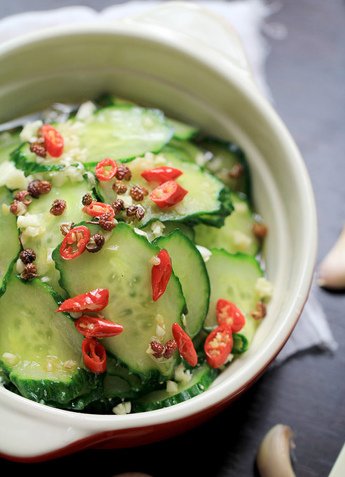 B&agrave;y salad dưa chuột ra đĩa rồi thưởng thức nh&eacute;! (Nếu cho dưa chuột v&agrave;o tủ lạnh khoảng 15 ph&uacute;t, salad sẽ ăn ngon hơn rất nhiều.)