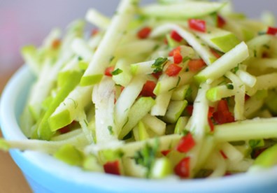 M&oacute;n salad t&aacute;o dưa chuột hương vị chua chua, gi&ograve;n gi&ograve;n v&agrave; m&aacute;t lạnh kh&aacute; th&iacute;ch hợp cho những bữa cơm ng&agrave;y nắng n&oacute;ng, gi&uacute;p giảm c&acirc;n nhanh ch&oacute;ng. 