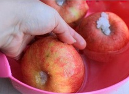 Đầu ti&ecirc;n, rửa sạch t&aacute;o v&agrave; dưa chuột. Để r&aacute;o.