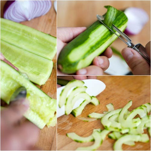 Sau đ&oacute;, th&aacute;i t&aacute;o v&agrave; dưa chuột th&agrave;nh c&aacute;c thanh d&agrave;i, mỏng v&agrave; nhỏ để chuẩn bị trộn salad.