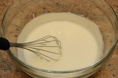 Trộn tất cả c&aacute;c gia vị l&agrave;m salad gồm đường trắng, dấm trắng, th&igrave; l&agrave; băm nhỏ, rau m&ugrave;i băm nhỏ, muối, tỏi v&agrave; ti&ecirc;u v&agrave;o một b&aacute;t nhỏ, khuấy đều.