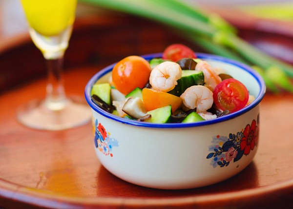 M&oacute;n salad t&ocirc;m thanh đạm v&agrave; đầy m&agrave;u sắc, kh&ocirc;ng chỉ ngon miệng m&agrave; c&ograve;n rất bổ dưỡng. 