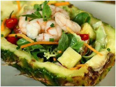 Cho phần rau, củ salad v&agrave;o vỏ dứa rỗng, xếp t&ocirc;m l&ecirc;n tr&ecirc;n. M&agrave;u sắc h&ograve;a, hương vị chua ngọt tươi m&aacute;t dễ ăn khiến m&oacute;n salad n&agrave;y trở th&agrave;nh một sự lựa chọn tuyệt vời cho những người muốn thưởng thức một m&oacute;n ăn nhẹ nh&agrave;ng m&agrave; vẫn đủ chất gi&uacute;p giảm c&acirc;n.