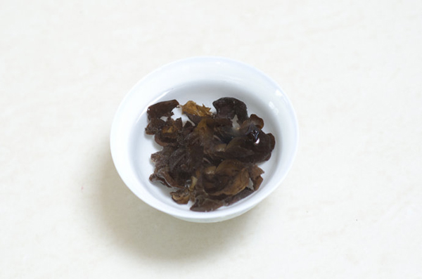 Mộc nhĩ ng&acirc;m trong nước n&oacute;ng khoảng 1 tiếng cho nở mềm.