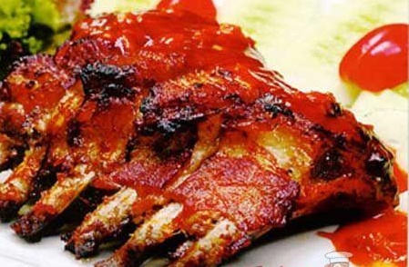 M&oacute;n sườn nướng b&eacute;o thơm, vị cay cay quyến luyến m&atilde;i tr&ecirc;n đầu lưỡi cực đưa cơm cho bữa tối.