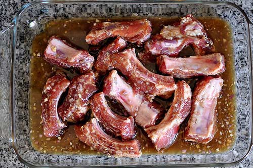 Nước xốt tẩm ướp: Trộn h&agrave;nh, nước mắm, hạt ti&ecirc;u, đường, muối v&agrave;o trong một b&aacute;t vừa. Sau đ&oacute;, cho sườn v&agrave;o t&uacute;i ziplog rồi đổ hỗn hợp xốt v&agrave;o, d&ugrave;ng tay b&oacute;p nhẹ để sườn ngấm đều gia vị. Để &iacute;t nhất l&agrave; 3 tiếng trong ngăn m&aacute;t tủ lạnh cho sườn ngấm gia vị. Hoặc cũng c&oacute; thể để sườn trong một t&ocirc; lớn, đổ hỗn hợp gia vị v&agrave;o, b&oacute;p đều sau đ&oacute; đậy nắp, để qua đ&ecirc;m trong tủ lạnh, như thế sườn sẽ thấm ngon hơn.