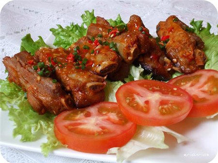 C&oacute; thể ăn sườn nướng k&egrave;m với c&agrave; chua, s&agrave; l&aacute;ch v&agrave; rau thơm d&ugrave;ng ăn kh&ocirc;ng hay với cơm, b&aacute;nh m&igrave; đều th&iacute;ch hợp.