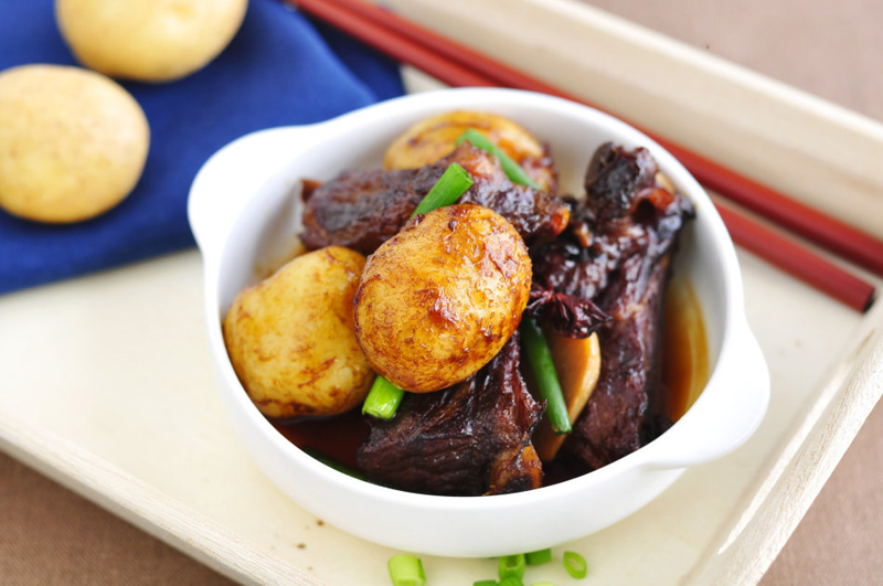 M&uacute;c sườn om ra b&aacute;t, rắc h&agrave;nh th&aacute;i kh&uacute;c l&ecirc;n tr&ecirc;n mặt, d&ugrave;ng n&oacute;ng với cơm trắng hoặc b&aacute;nh m&igrave;, chấm với muối ti&ecirc;u chanh kh&aacute; lạ miệng đấy!