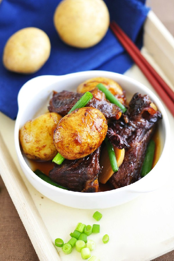 M&oacute;n sườn om khoai t&acirc;y c&oacute; vị ngon đặc trưng, thịt sườn mềm m&agrave; lại thơm, đậm đ&agrave;. 