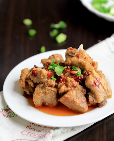 Tr&uacute;t sườn ra đĩa, rắc h&agrave;nh l&aacute; th&aacute;i nhỏ l&ecirc;n tr&ecirc;n v&agrave; ăn với cơm n&oacute;ng.