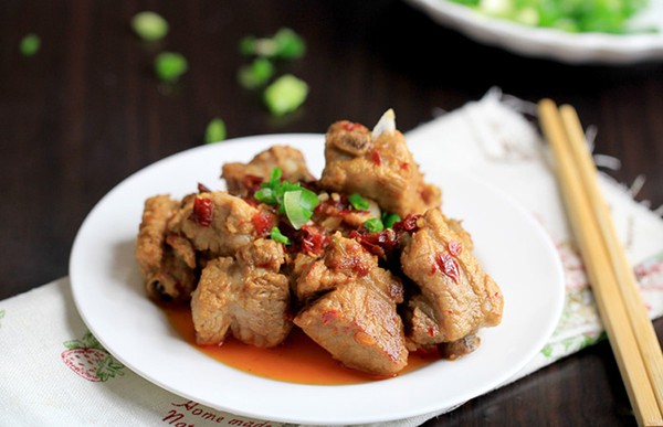 Bữa cơm tối kh&aacute; hao cơm, bầu kh&ocirc;ng kh&iacute; gia đ&igrave;nh được sưởi ấm bởi hương vị ấm n&oacute;ng của m&oacute;n sườn om tỏi đậm đ&agrave; kh&oacute; qu&ecirc;n. 