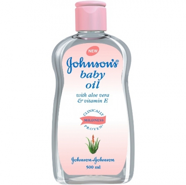 Dầu massage và dưỡng ẩm Johnson Baby Oil 50ml của Johnson Baby được làm từ dầu khoáng tinh khiết rất dịu nhẹ, giúp giữ ẩm và làm sạch làn da. Sản phẩm rất hữu ích dùng để massage cho làn da trong mùa thu đông, tránh cho các chị em cảm giác khó chịu khi da bị khô, đặc biệt là những vùng như khuỷu tay, đầu gối và gót chân. Ngoài ra, các nàng cũng có thể dùng như dầu dưỡng tóc hoặc để tẩy trang vùng mắt. một điều đặc biết nữa từ sản phẩm này đó là mức giá rất rẻ, khoảng 30.000 đồng.