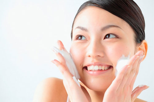 Rửa mặt đ&uacute;ng 4 bước cơ bản với sữa rửa mặt để sở hữu l&agrave;n da mịn m&agrave;ng, khỏe đẹp