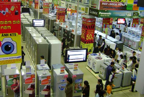 Nhiều DN b&aacute;n lẻ điện m&aacute;y tiến h&agrave;nh b&aacute;n ph&aacute; gi&aacute;, đua nhau mở c&aacute;c si&ecirc;u thị mới để cạnh tranh khiến cho thị trường điện m&aacute;y ở c&aacute;c th&agrave;nh phố lớn ng&agrave;y c&agrave;ng s&ocirc;i động