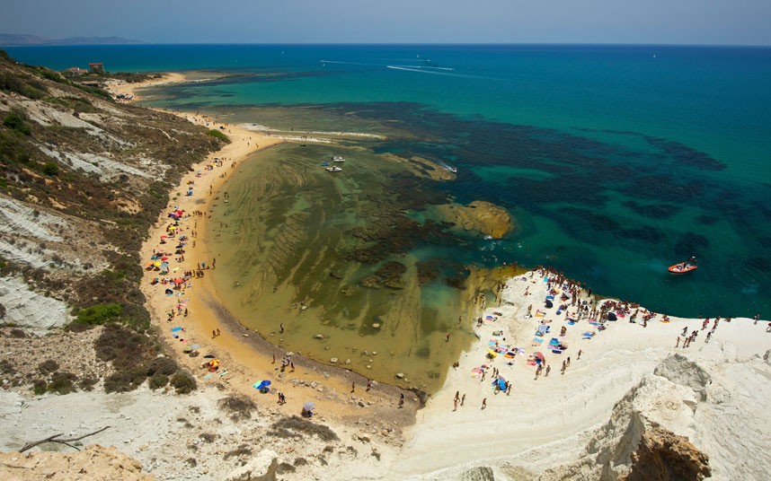 Bãi biển Scala dei Turchi ở Italy