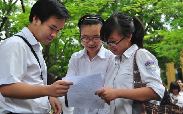 Hội đồng chấm thi đang tiến h&agrave;nh chấm b&agrave;i thi tốt nghiệp THPT 2014