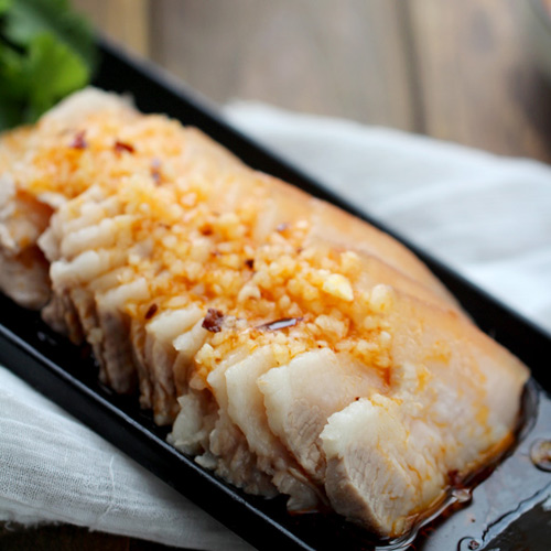 Những miếng thịt ba chỉ n&oacute;ng hổi, thơm nức được rưới l&ecirc;n thứ nước sốt tỏi cay cay v&ocirc; c&ugrave;ng hấp dẫn.