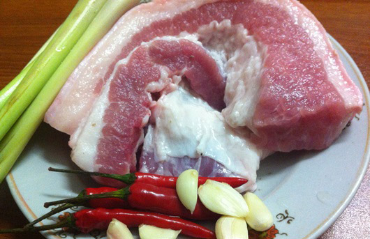 Thịt ba chỉ rửa sạch.