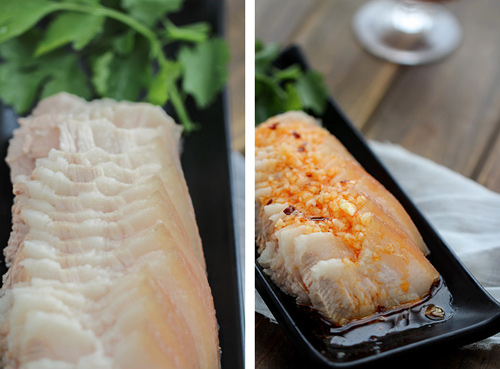 Khi ăn, bạn c&oacute; thể chấm thịt luộc với nước sốt tỏi vừa pha hoặc rưới từ từ to&agrave;n bộ nước sốt thịt vừa pha l&ecirc;n m&oacute;n thịt luộc. C&oacute; thể thưởng thức c&ugrave;ng dưa chuột hay v&agrave;i cọng rau thơm.