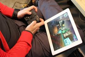 Nếu sở hữu một tay cầm chơi game kỹ thuật số th&igrave; người chơi kh&ocirc;ng n&ecirc;n bấm n&uacute;t điều khiển qu&aacute; mạnh v&igrave; c&oacute; thể sẽ l&agrave;m liệt c&aacute;c ph&iacute;m n&uacute;t điều khiển của tay cầm. Điều n&agrave;y hơi kh&oacute; đối với những game thủ khi chơi những tr&ograve; &ldquo;kho&aacute;i&rdquo;, mạnh nhưng như thế sẽ gi&uacute;p người chơi bảo quản được tay cầm chơi game l&acirc;u bền hơn.