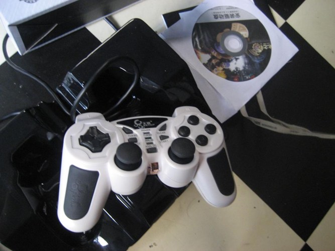 Khi mua, để tr&aacute;nh mua phải tay cầm chơi game k&eacute;m nhạy g&acirc;y nhiều kh&oacute; khăn khi c&agrave;i đặt, c&aacute;c game thủ c&oacute; thể kiểm tra tay cầm, tr&aacute;nh trường hợp loạn n&uacute;t hoặc kh&ocirc;ng nhận n&uacute;t. Ngo&agrave;i ra, cần kiểm tra số n&uacute;t điều khiển cũng như khả năng xử l&yacute; trong qu&aacute; tr&igrave;nh sử dụng tay cầm.