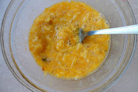 Trứng g&agrave; đập ra t&ocirc;, đ&aacute;nh tan.