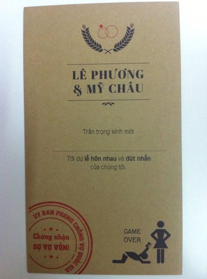 Màu sắc của tấm thiệp không rực rỡ, chỉ đơn giản là một màu trầm nhưng nội dung và những hình họa trên tấm thiệp mới thực sự khiến người ta phải “mắt chữ O, mồm chữ A” kinh ngạc với lời mời… “bá đạo”.