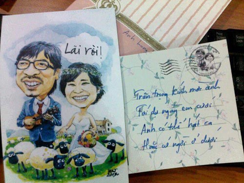 “Trân trọng kính mời anh/ Tới dự ngày em cưới/ Anh có thể hát ca/Hoặc cứ ngồi ở dưới”. Ngay lập tức, anh Tiên – người nhận được tấm thiệp này cũng làm thơ ứng khẩu: “Xin chúc mừng hai em / Hạnh phúc trong ngày cưới / Anh sẽ lên quậy tưng / Chứ không ngồi ở dưới”.