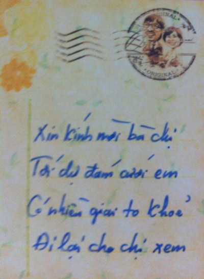 “Xin kính mời bà chị/ Tới dự Nhận được lời đề tựa: “Xin kính mời bà chị/ Tới dự đám cưới em/ Có nhiều giai to khỏe/ Đi lại cho chị xem” của Giáo sư Xoay chị Trịnh Thu Hồng