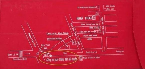 Ngày 13/7, nhiều bạn trẻ cũng thích thú khi phát hiện ra một tấm thiệp cưới “tỉ mỉ” tới mức chỉ dẫn cả điểm “Công an giao thông bắt lấn tuyến” trên quốc lộ 1A giúp cho người tới dự đám cưới nắm được.