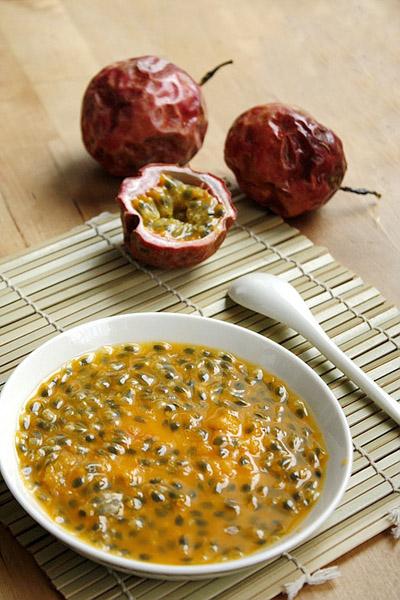Nạo hết ruột chanh leo cho v&agrave;o một chiếc b&aacute;t to.
