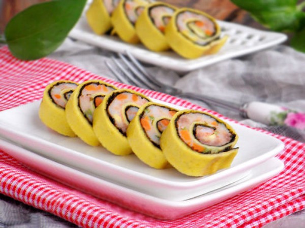 Trứng cuộn t&ocirc;m được cắt th&agrave;nh c&aacute;c l&aacute;t mỏng như miếng sushi, xếp gối đầu h&agrave;ng d&agrave;i nghi&ecirc;ng ch&eacute;o tr&ecirc;n đĩa vu&ocirc;ng th&agrave;nh, tr&ocirc;ng thật bắt mắt! T&ugrave;y sở th&iacute;ch m&agrave; bạn sử dụng c&aacute;c thức chấm kh&aacute;c nhau, nếu kh&ocirc;ng muốn d&ugrave;ng thức chấm th&igrave; cho đậm vị ngay từ khi ướp.