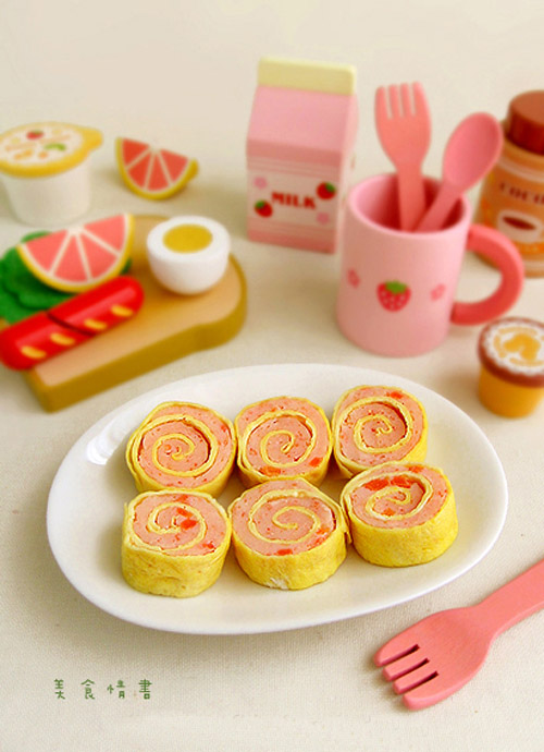 H&agrave;nh thơm, t&ocirc;m dẻo, thịt ngọt, rong biển đậm vị, c&agrave; rốt v&agrave; ng&ocirc; tươi sắc, c&ugrave;ng với vỏ trứng - bột mềm dẻo bao bọc phần nh&acirc;n một c&aacute;ch h&agrave;i h&ograve;a, chặt chẽ.
