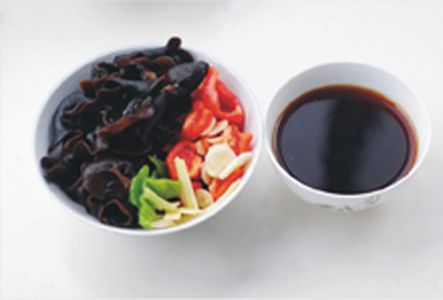Rửa sạch mộc nhĩ, ớt rồi cắt nhỏ. Cho gừng tỏi băm, rượu trắng, giấm, x&igrave; dầu, hạt n&ecirc;m, muối, đường v&agrave; nước d&ugrave;ng v&agrave;o rồi trộn đều.