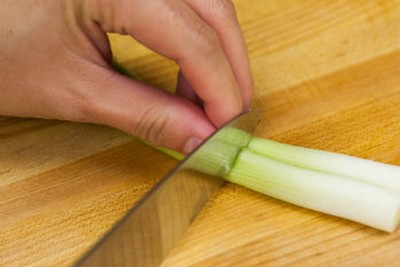 Phần gốc trắng của hành thì rửa sạch và cắt khúc khoảng 2.5cm.