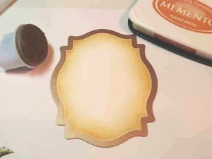 Ướm b&ocirc;ng hướng dương v&agrave;o b&igrave;a nền v&agrave; đ&aacute;nh dấu vị tr&iacute; giới hạn của b&ocirc;ng hoa ở cả hai chiều ngang dọc. Cắt một khu&ocirc;n h&igrave;nh tự chọn rộng hơn c&aacute;c vị tr&iacute; đ&aacute;nh dấu chừng 1cm &ndash; 3cm. Đ&oacute; c&oacute; thể l&agrave; h&igrave;nh bầu dục, h&igrave;nh tr&ograve;n, h&igrave;nh chữ nhật hay h&igrave;nh c&aacute;ch điệu n&agrave;o đ&oacute;. T&ocirc; m&agrave;u loang nhạt dần từ m&eacute;p khu&ocirc;n h&igrave;nh v&agrave;o ph&iacute;a trong. D&ugrave;ng m&agrave;u n&acirc;u nhạt t&ocirc; viền cho khu&ocirc;n h&igrave;nh nổi bật.